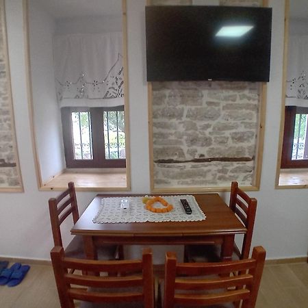 Arpet Guesthouse Gjirokastër Buitenkant foto