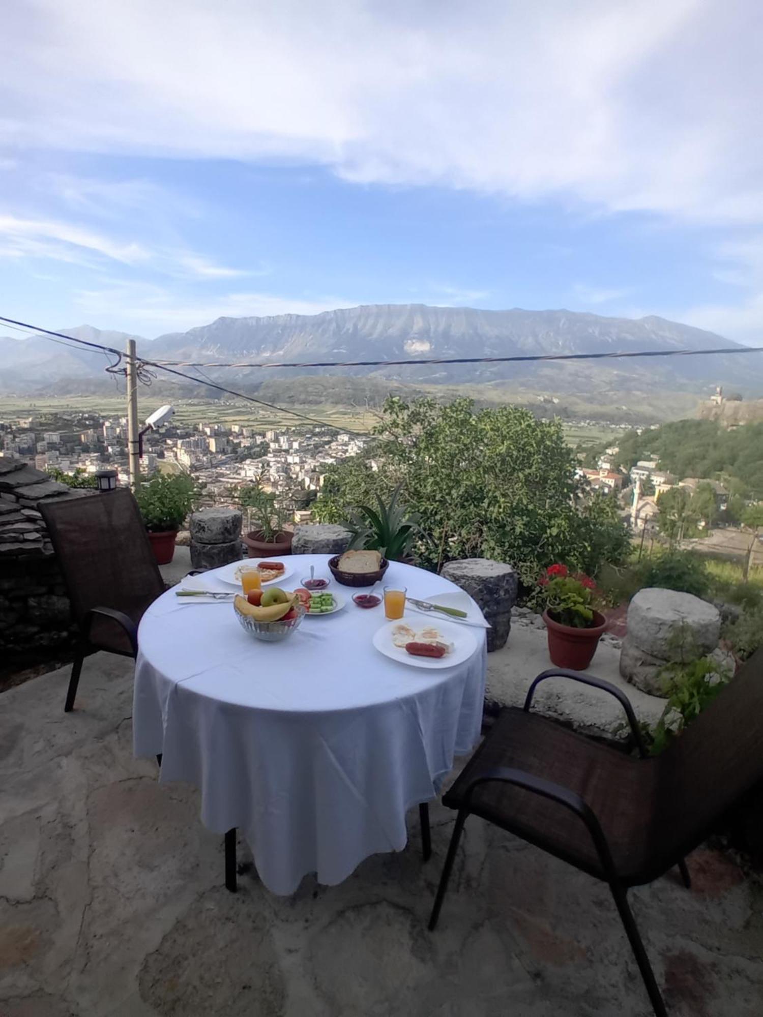 Arpet Guesthouse Gjirokastër Buitenkant foto