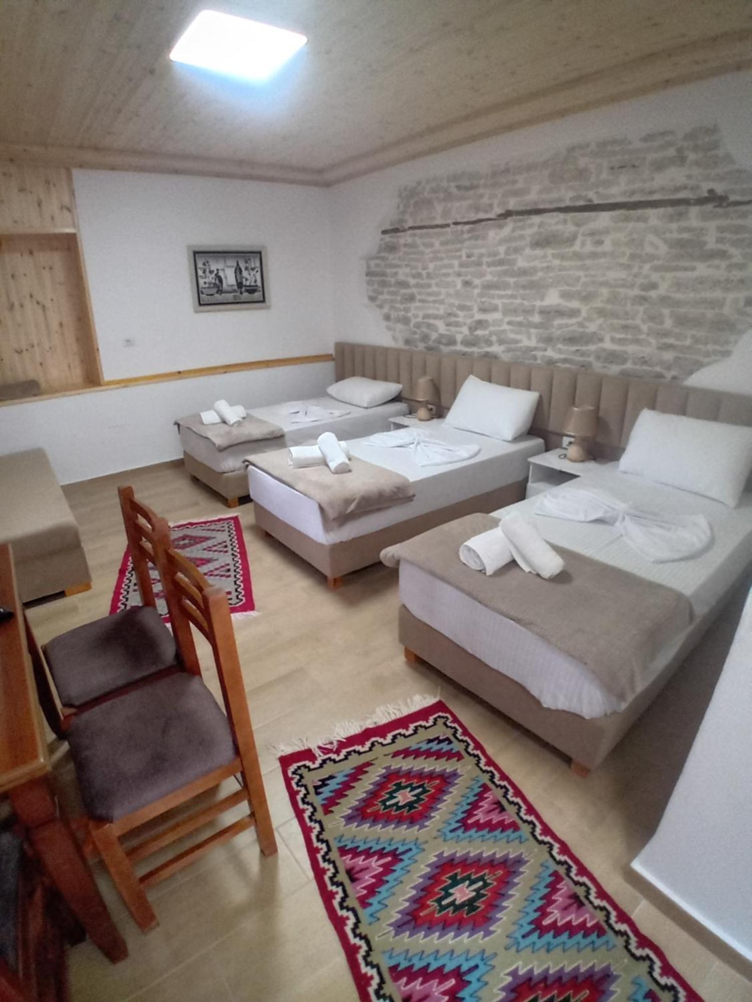 Arpet Guesthouse Gjirokastër Buitenkant foto