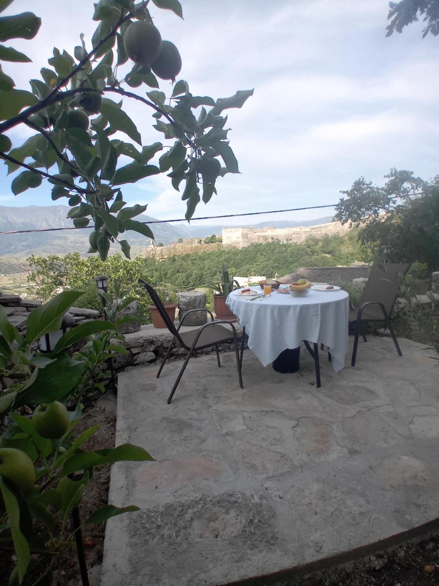 Arpet Guesthouse Gjirokastër Buitenkant foto