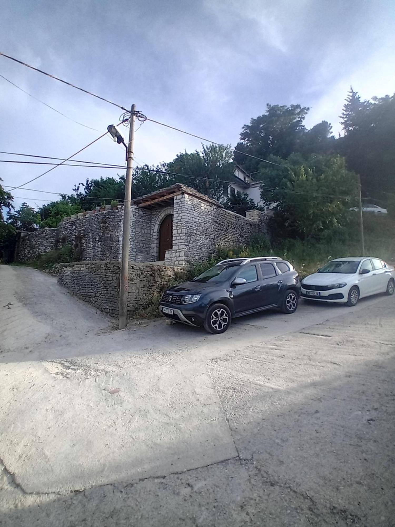 Arpet Guesthouse Gjirokastër Buitenkant foto