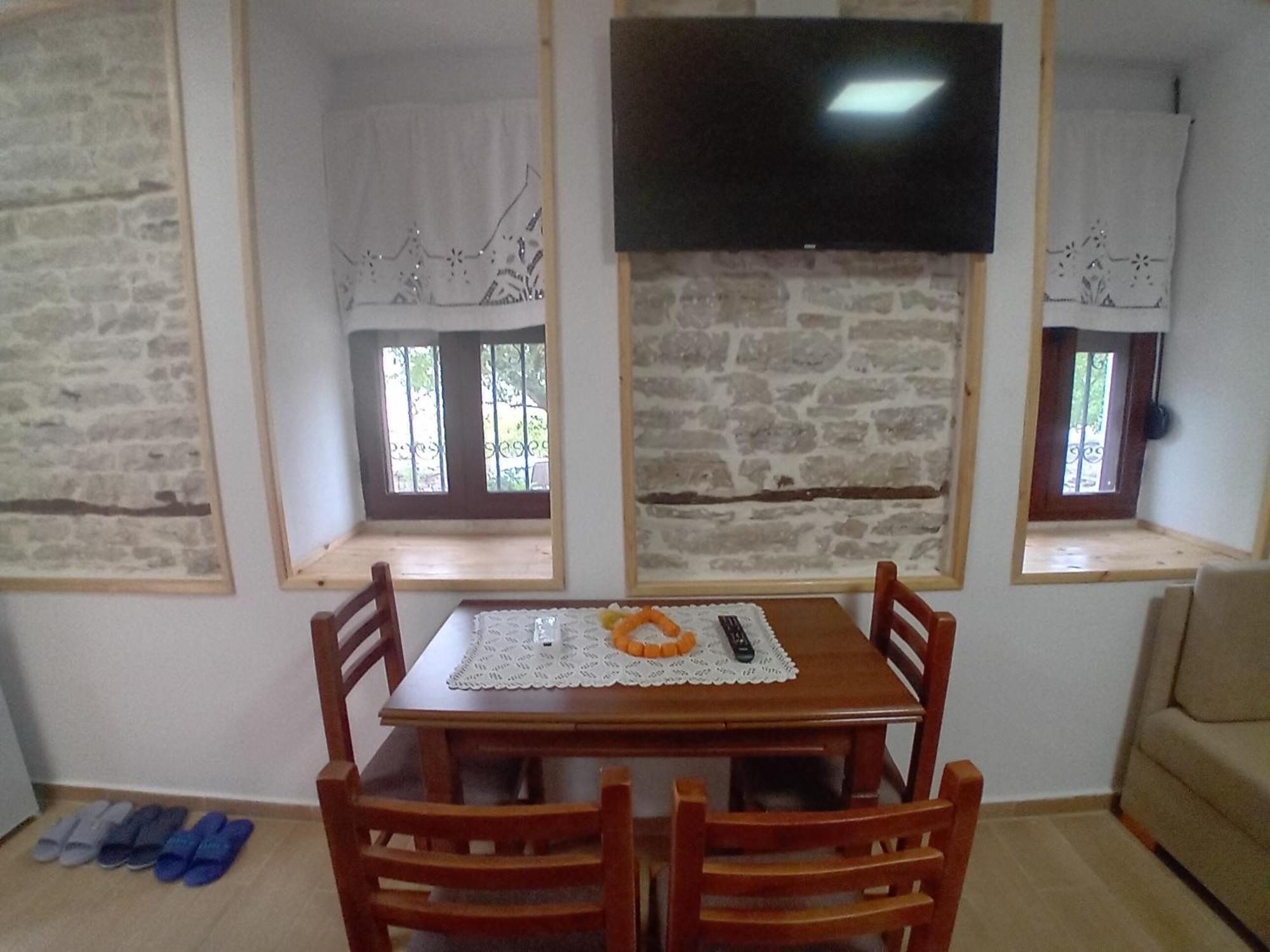 Arpet Guesthouse Gjirokastër Buitenkant foto