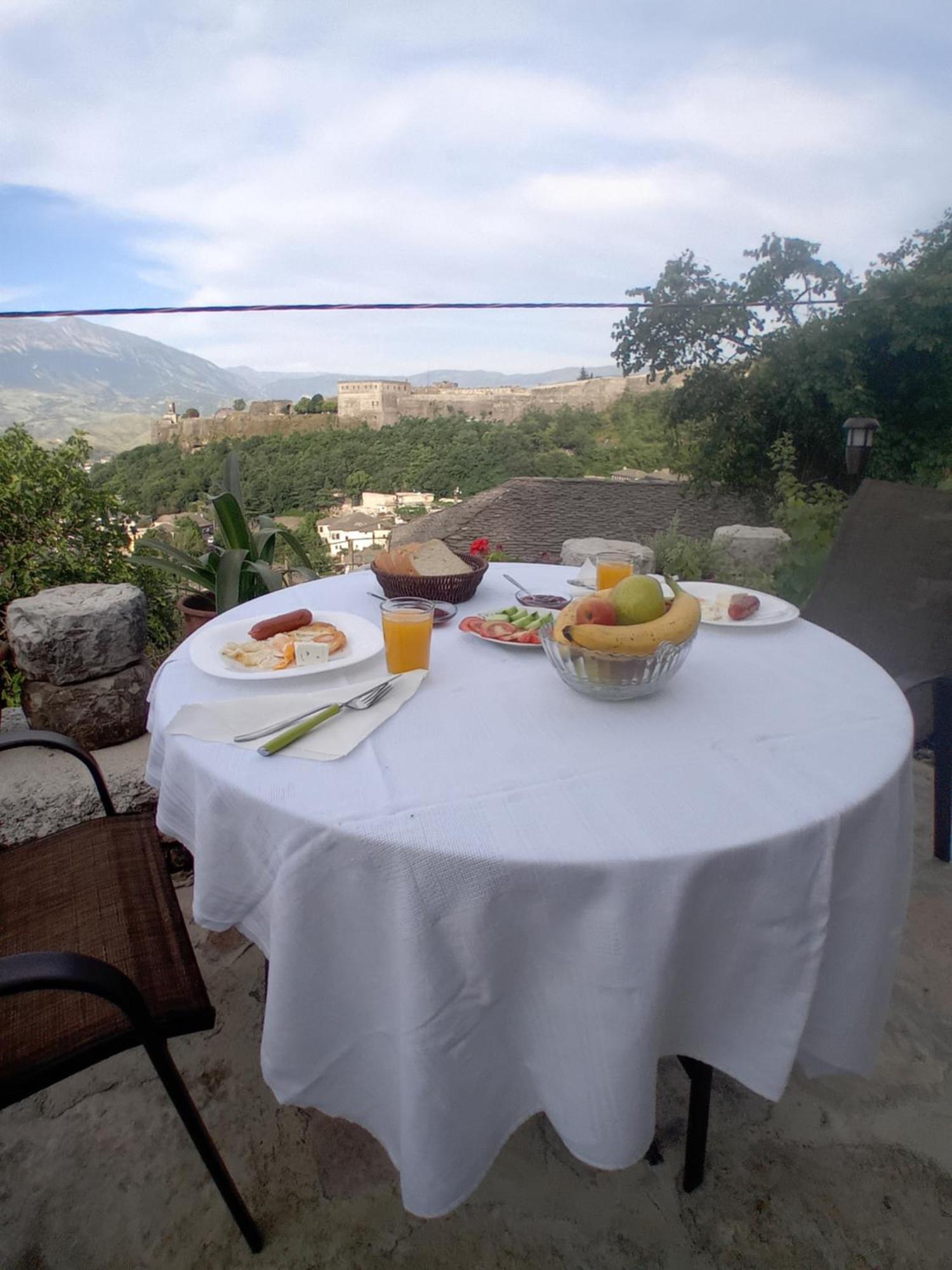 Arpet Guesthouse Gjirokastër Buitenkant foto