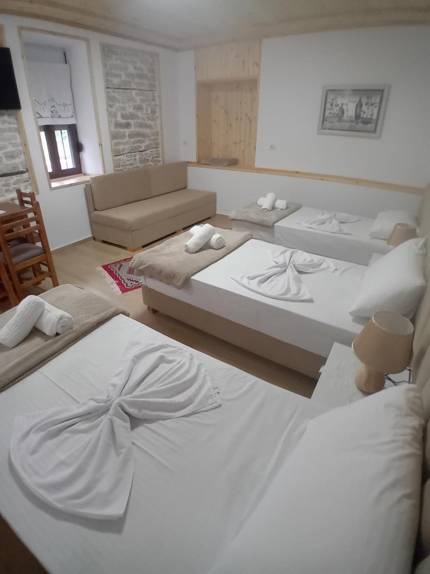 Arpet Guesthouse Gjirokastër Buitenkant foto