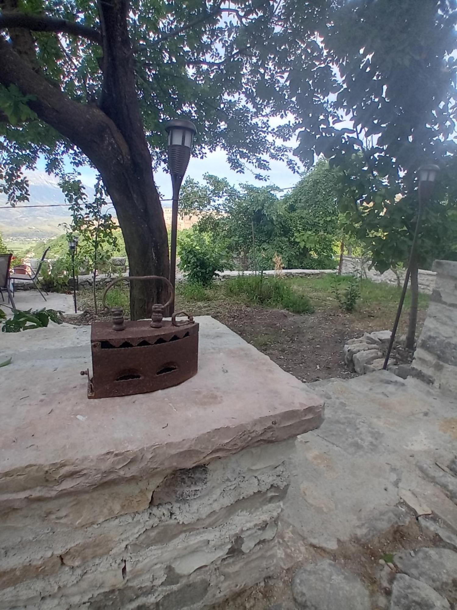 Arpet Guesthouse Gjirokastër Buitenkant foto