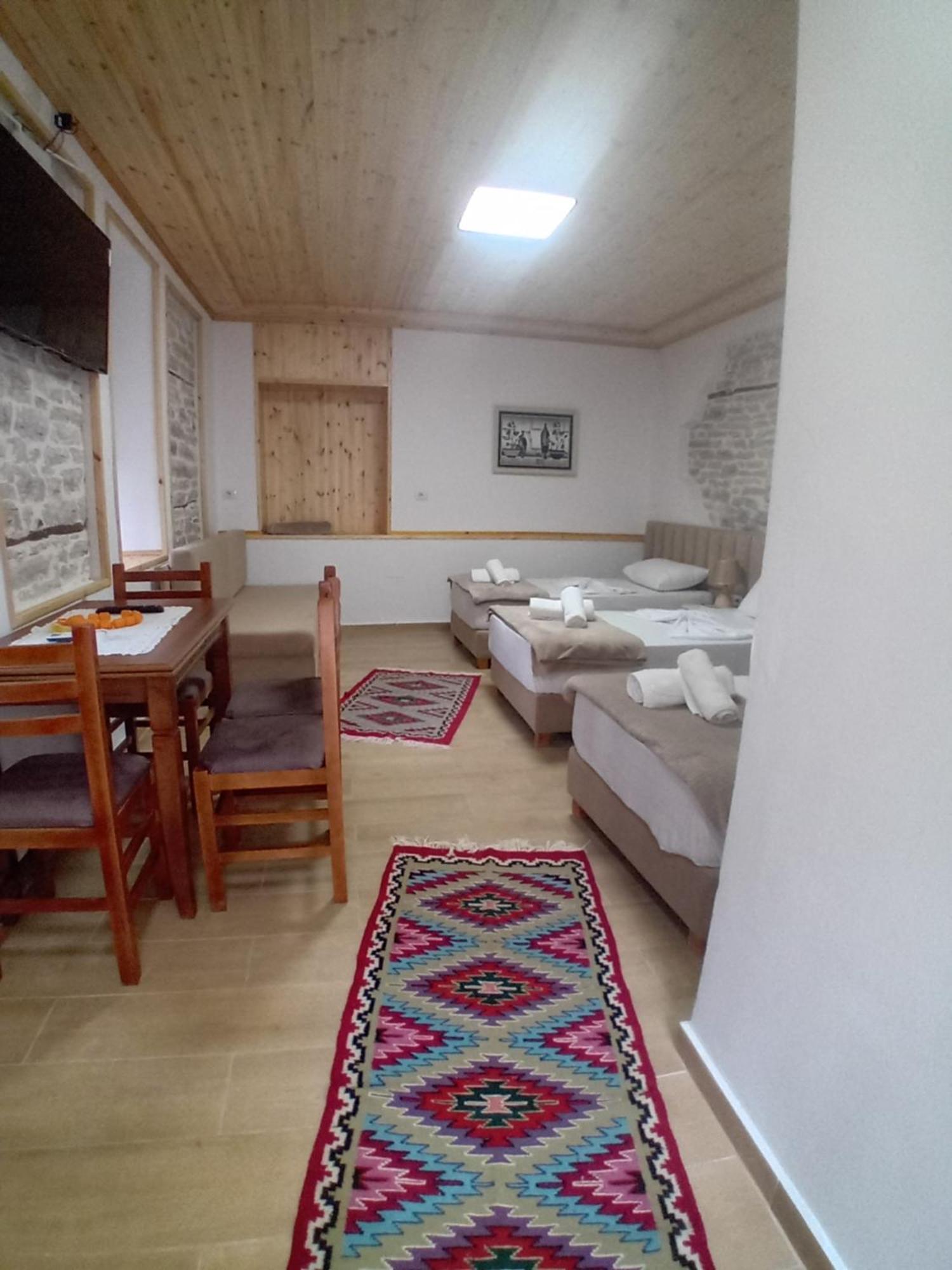 Arpet Guesthouse Gjirokastër Buitenkant foto