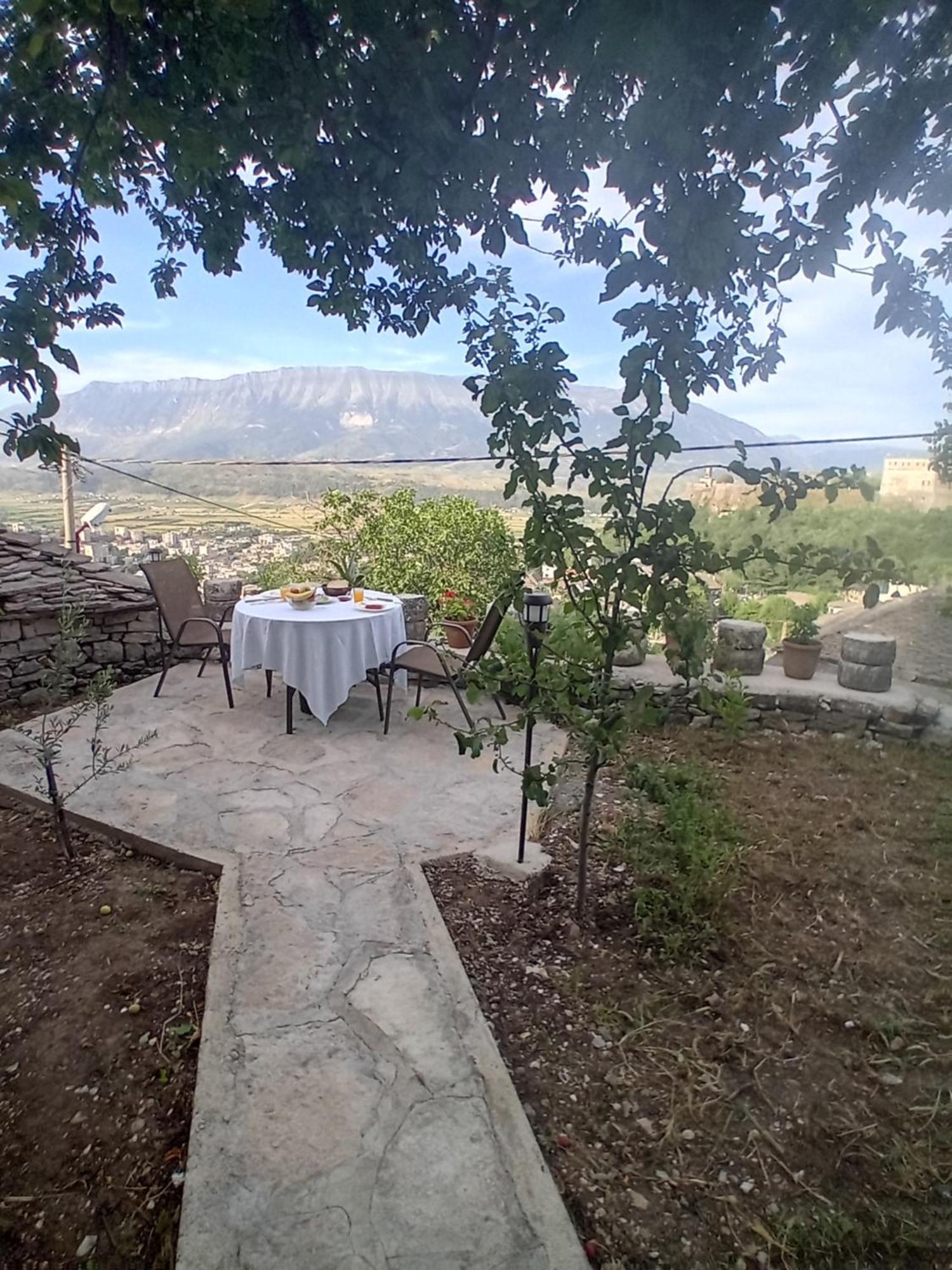 Arpet Guesthouse Gjirokastër Buitenkant foto