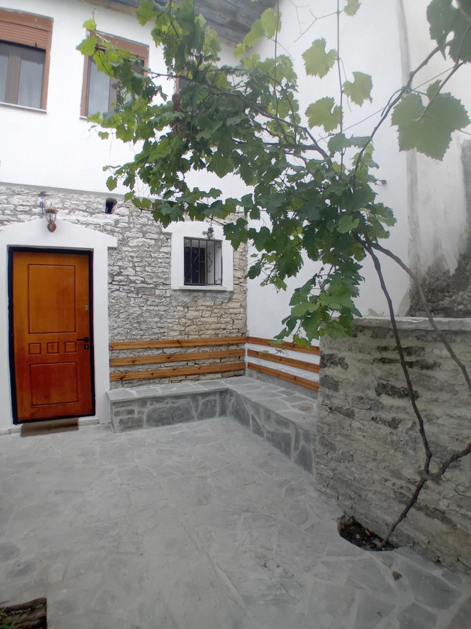 Arpet Guesthouse Gjirokastër Buitenkant foto