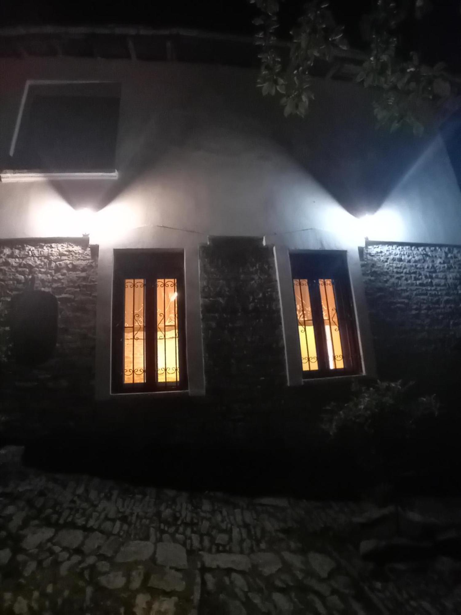 Arpet Guesthouse Gjirokastër Buitenkant foto