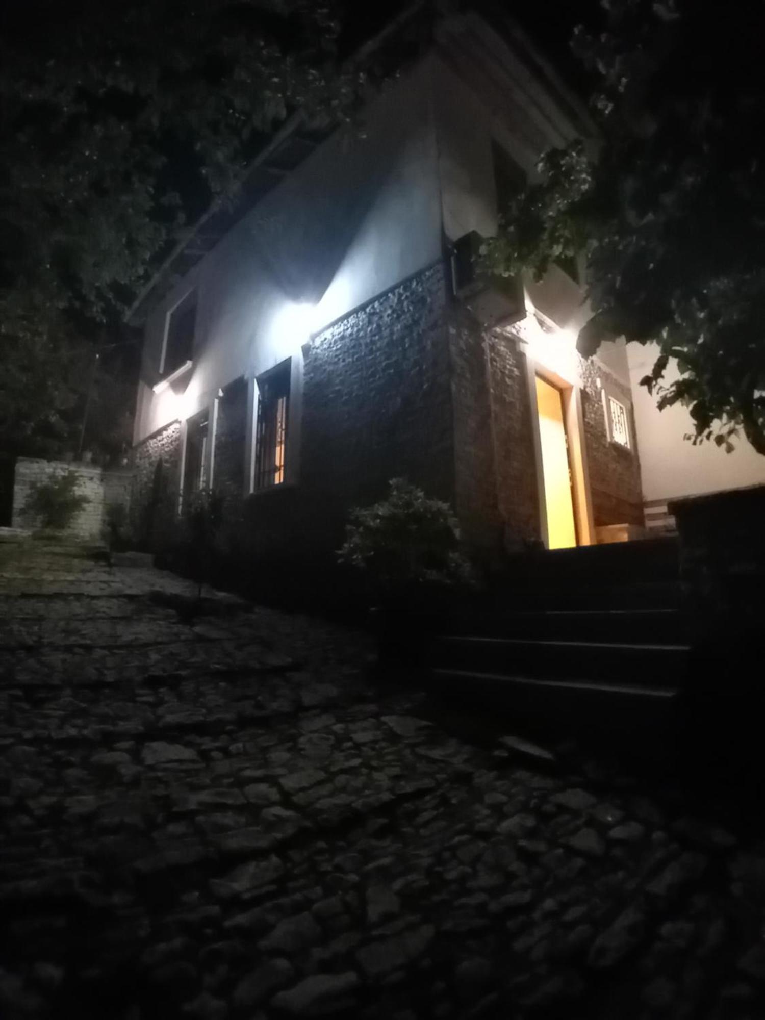 Arpet Guesthouse Gjirokastër Buitenkant foto