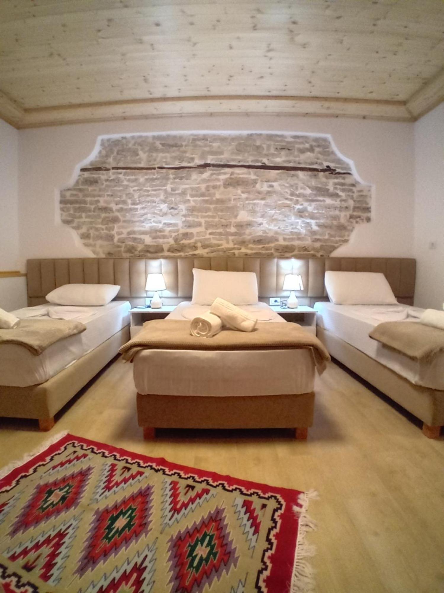 Arpet Guesthouse Gjirokastër Buitenkant foto
