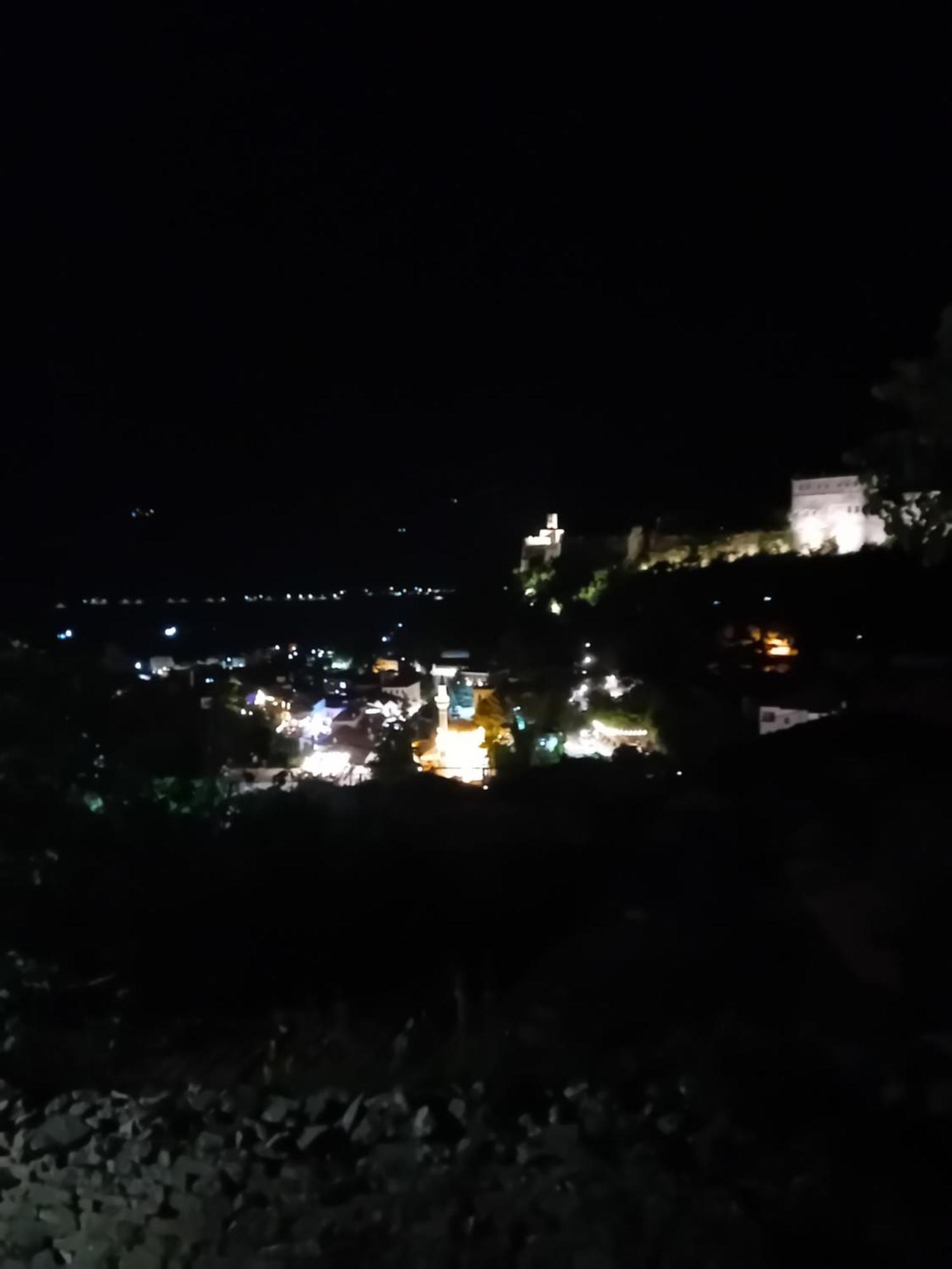 Arpet Guesthouse Gjirokastër Buitenkant foto