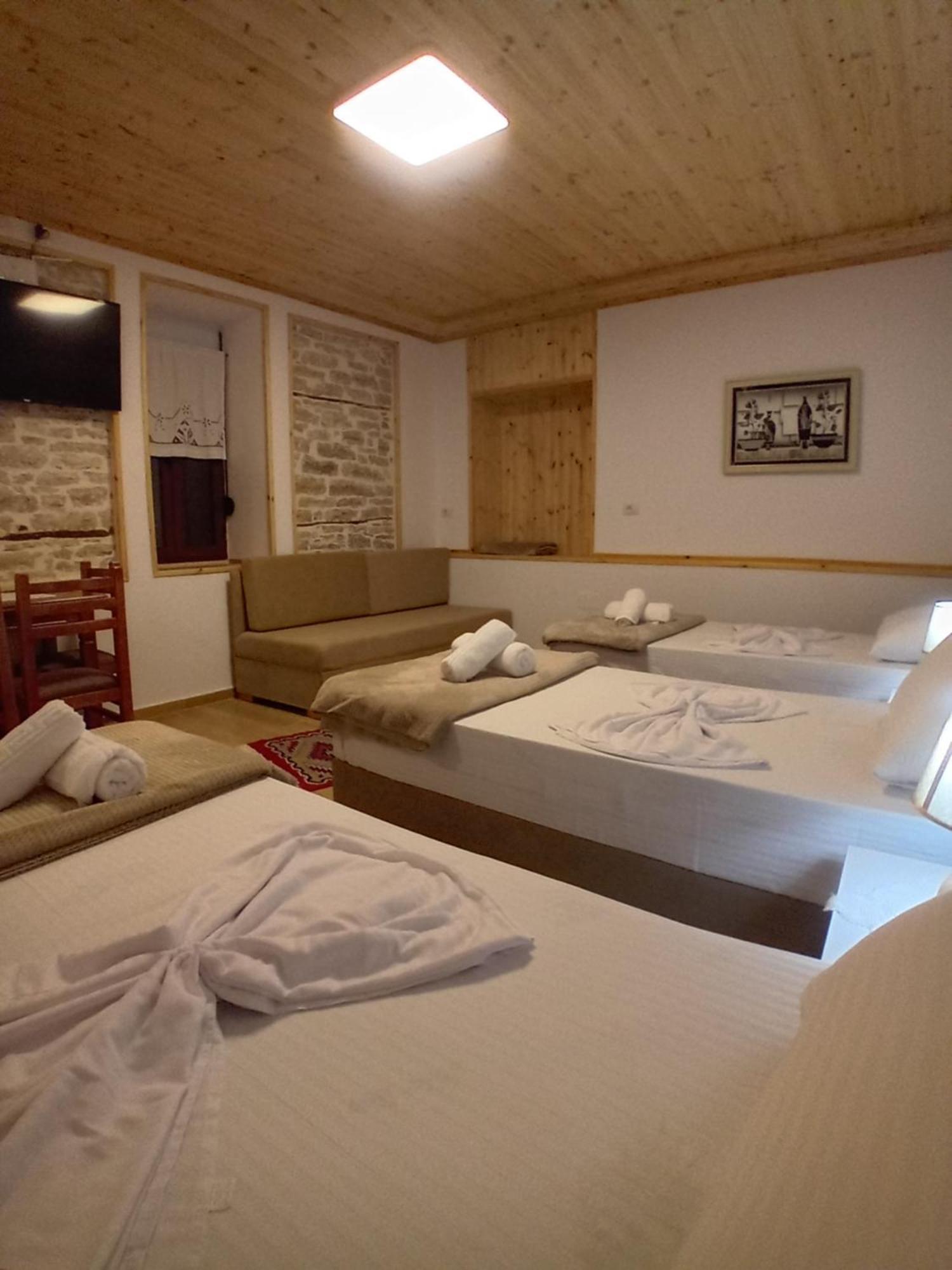 Arpet Guesthouse Gjirokastër Buitenkant foto