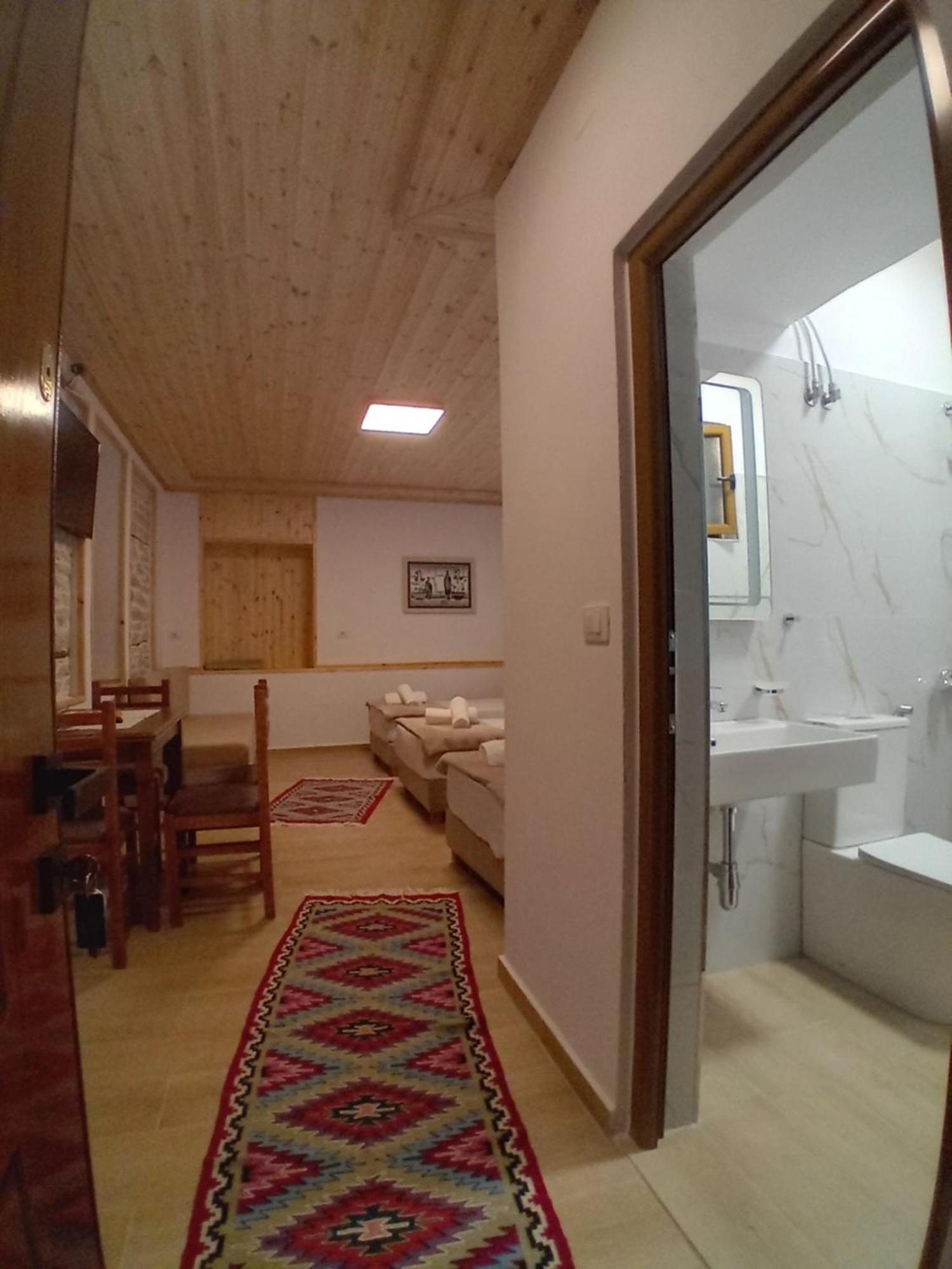 Arpet Guesthouse Gjirokastër Buitenkant foto