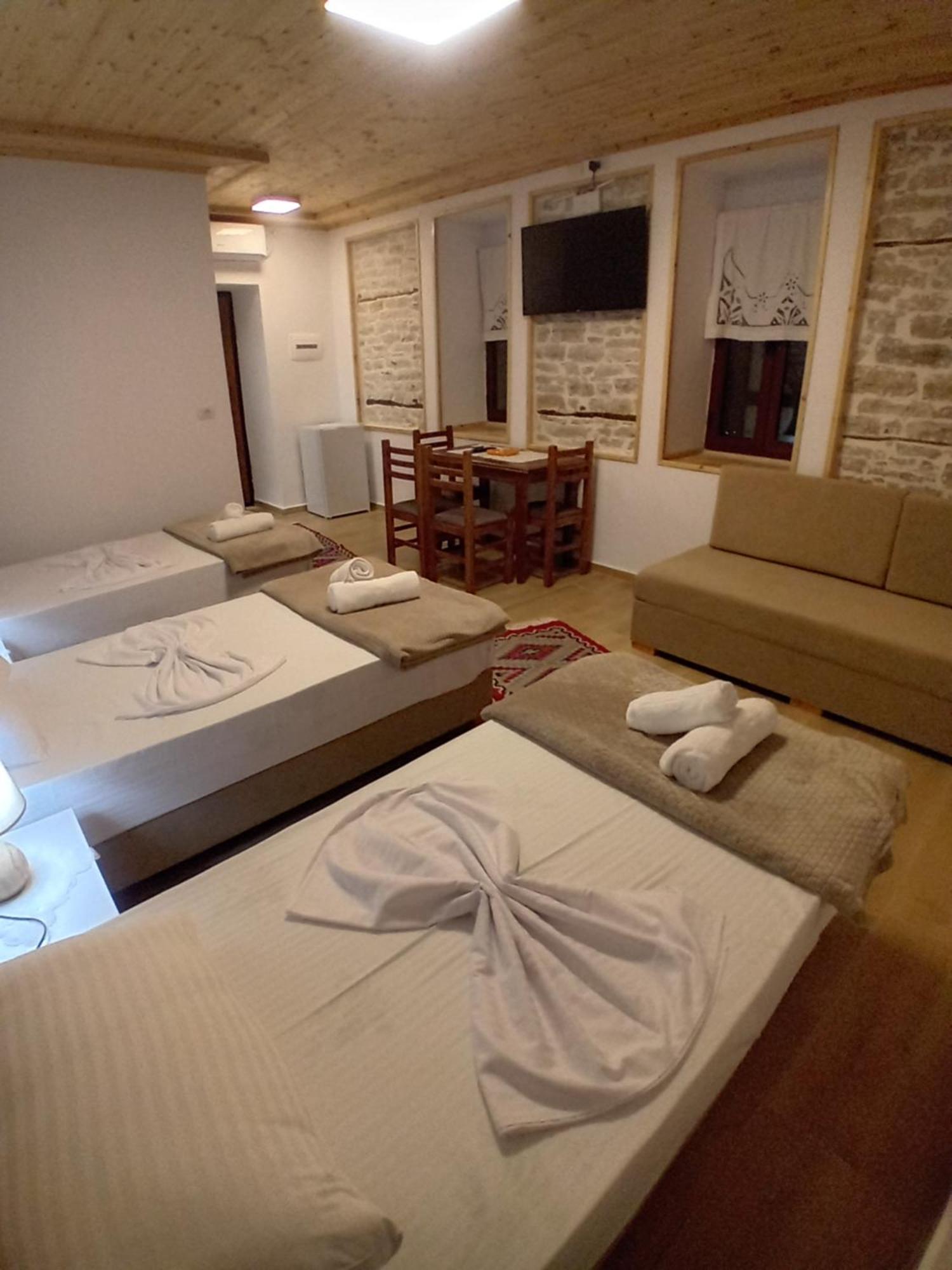 Arpet Guesthouse Gjirokastër Buitenkant foto