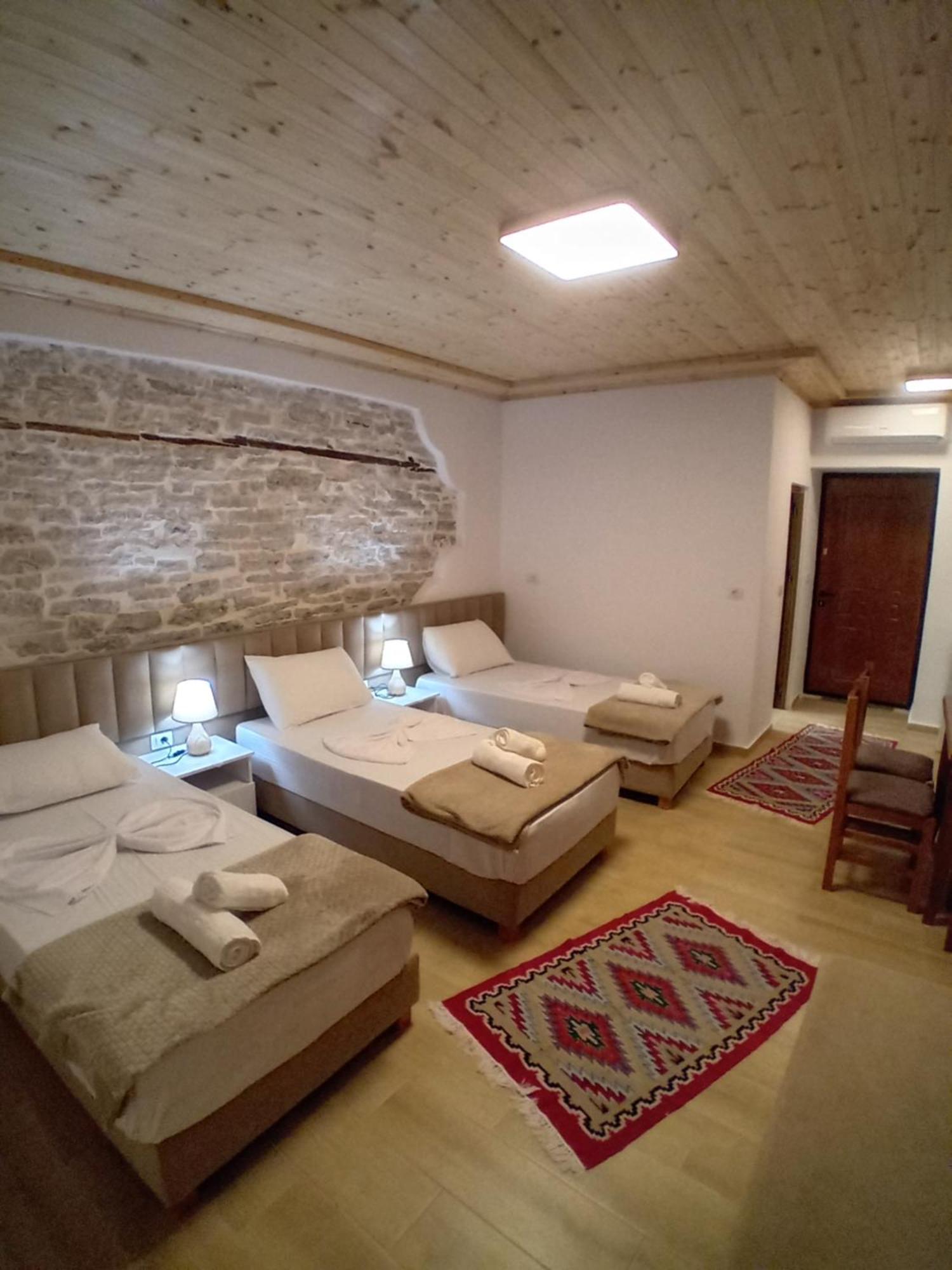 Arpet Guesthouse Gjirokastër Buitenkant foto