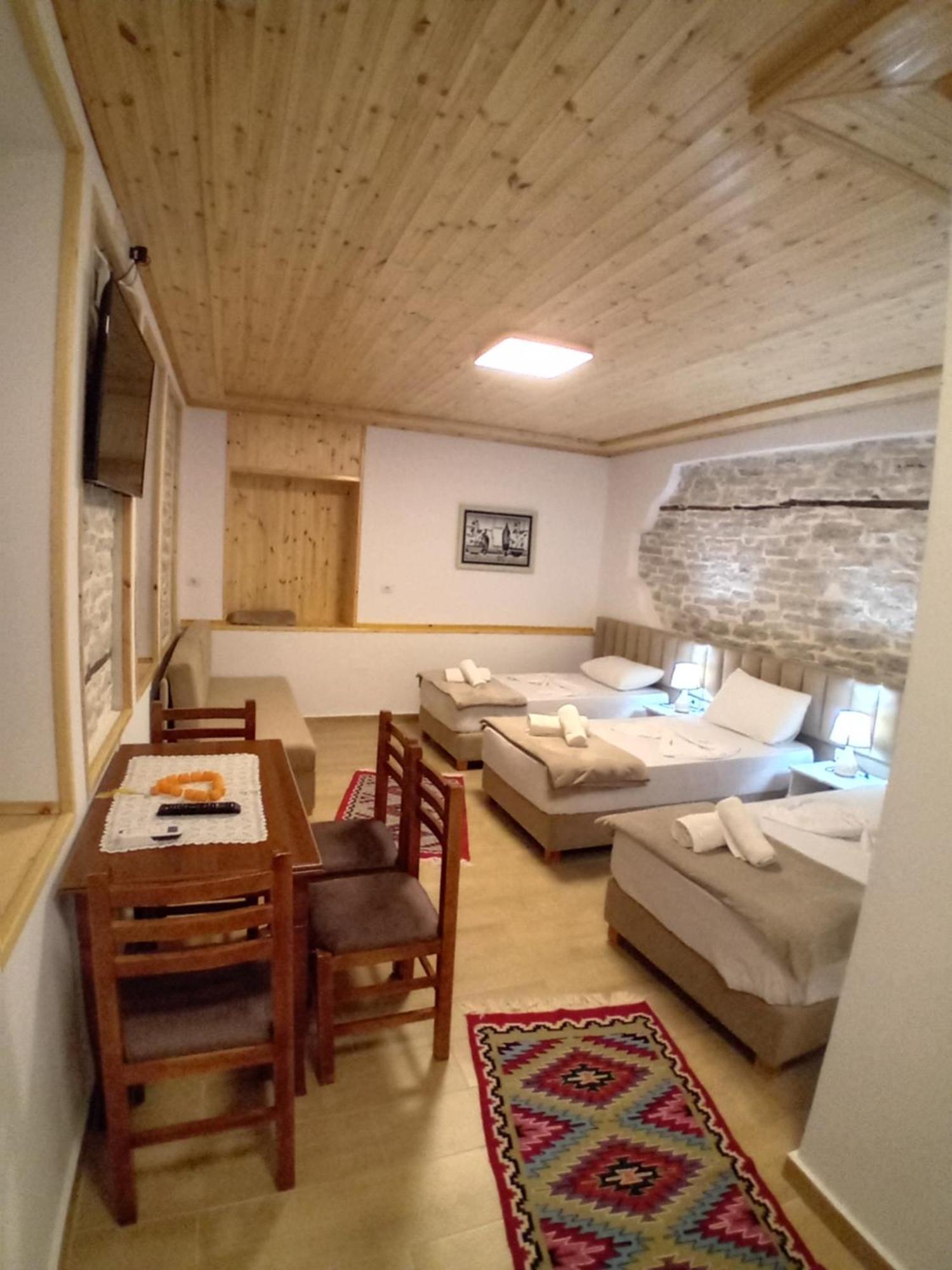 Arpet Guesthouse Gjirokastër Buitenkant foto